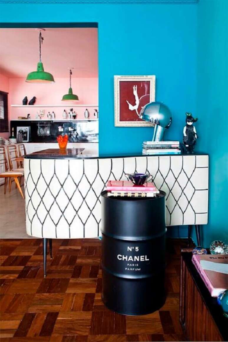 39. Tambor decorativo Chanel preto para decoração de sala com parede azul integrada com cozinha rosa – Foto: Pinterest