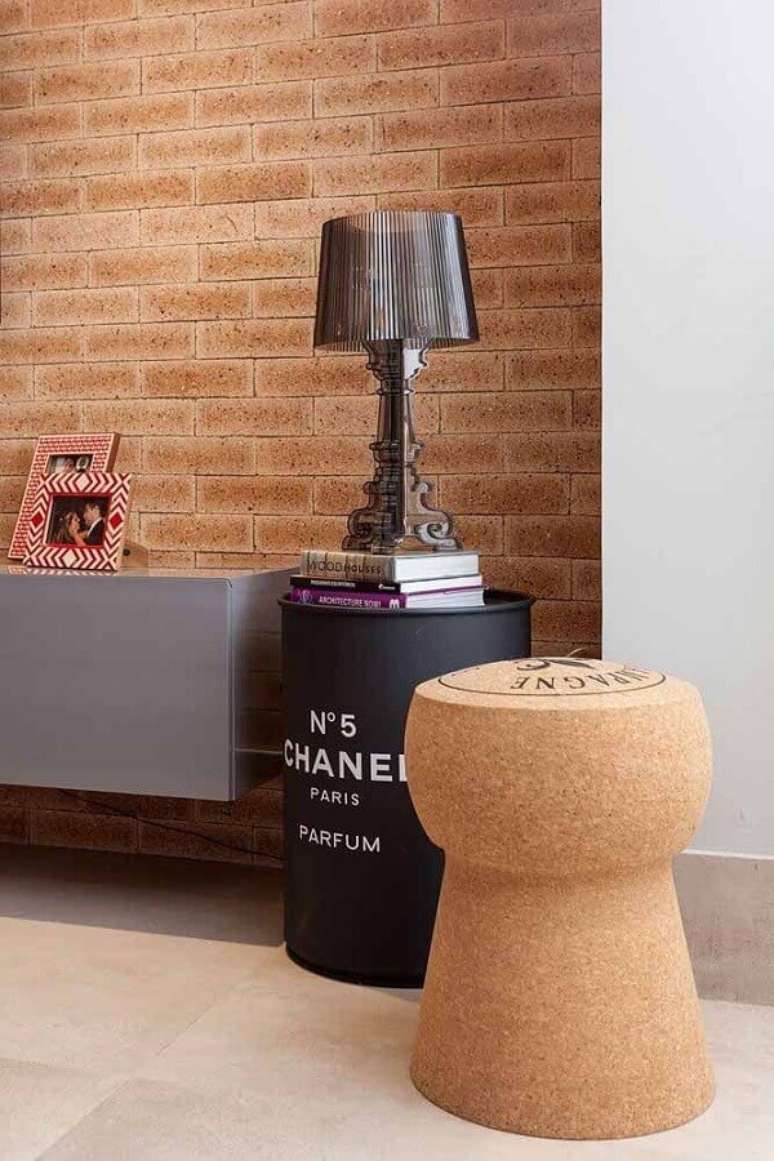 41. Casa moderna decorada com tambor decorativo Chanel preto com abajur em cima – Foto: Casa de Valentina