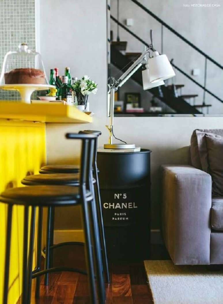 45. Tambor decorativo Chanel preto para sala integrada com cozinha americana – Foto: Ideias em Casa