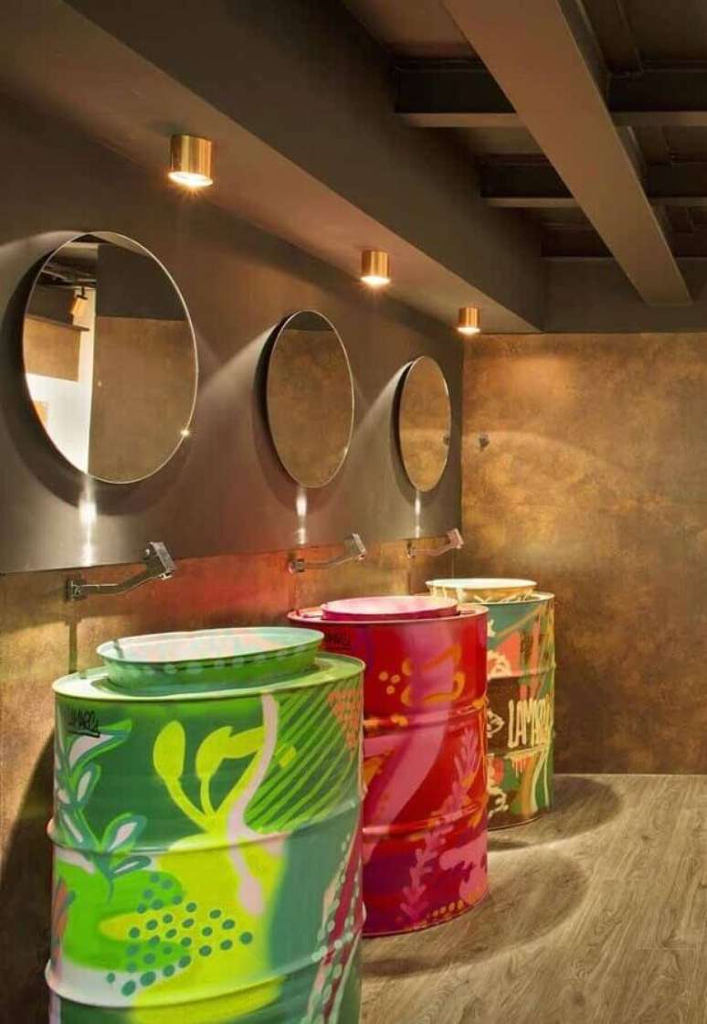 8. Tambores decorativos coloridos para banheiro cinza com estilo industrial – Foto: Home Fashion Trend