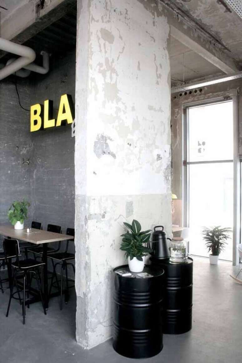 55. Ambiente moderno com estilo industrial decorado com tambores decorativos pretos – Foto: Archilovers