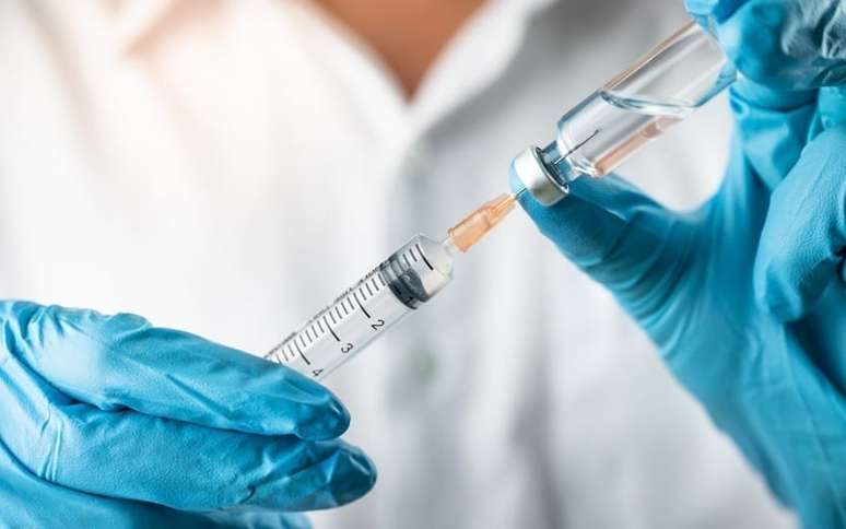 Médico testando vacina contra coronavírus
