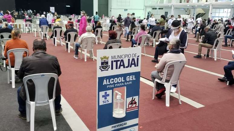 Em Itajaí (SC), o medicamento foi distribuído para pessoas com ou sem sintomas da covid-19