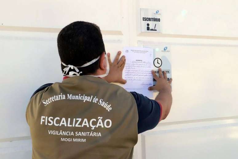 Vigilância em Saúde interdita instituição de idosos após mortes de internos com coronavírus, em Mogi Mirim, no interior de São Paulo.