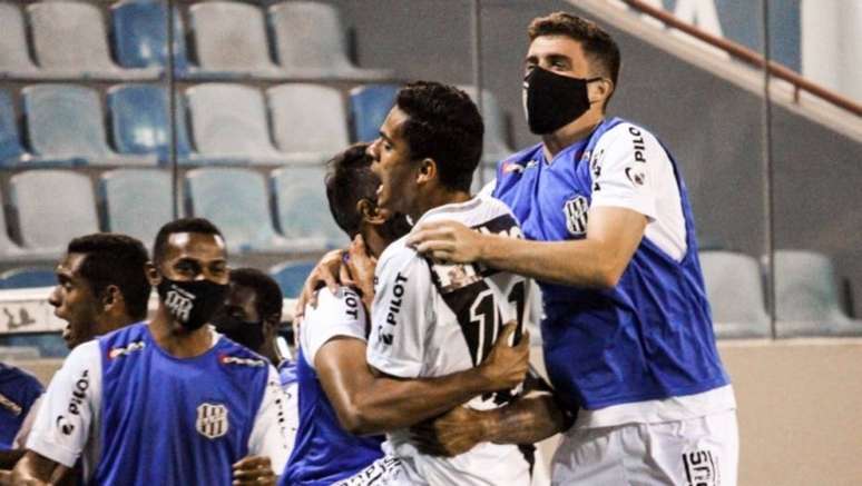 Jogadores da Ponte comemoram gol em vitória contra o Novorizontino