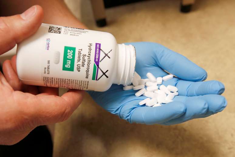 Farmacêutico mostra comprimidos de hidroxicloroquina em Provo, no Estado de Utah, nos EUA
27/05/2020 REUTERS/George Fre