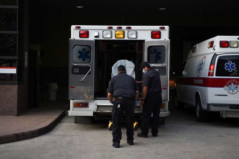 Profissional de saúde carrega uma maca em uma ambulância. 08/07/2020. REUTERS/Callaghan O'Hare. 

