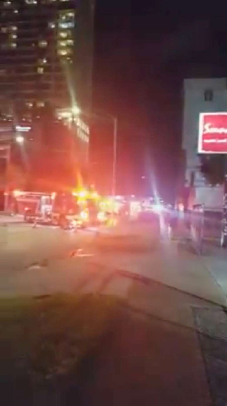 Carro de bombeiros é visto do lado de fora do consulado da China em Houston, nos EUA