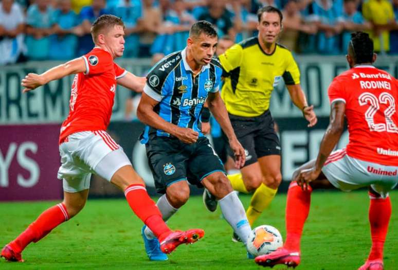 Grêmio e Internacional jogam nesta quarta-feira pelo Campeonato Gaúcho (Foto: SILVIO AVILA / AFP)