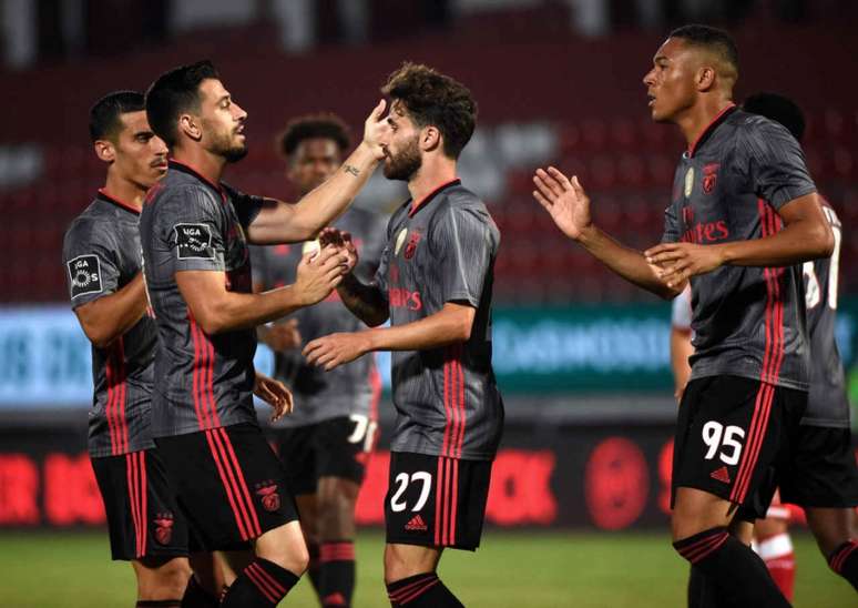 O Aves foi goleado pelo Benfica (na foto comemorando um de seus quatro gols) (Foto: MIGUEL RIOPA / AFP)