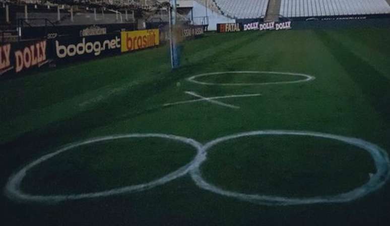 Gramado da Arena Corinthians foi vandalizado por torcedores palmeirenses (Foto:Reprodução/Twitter)