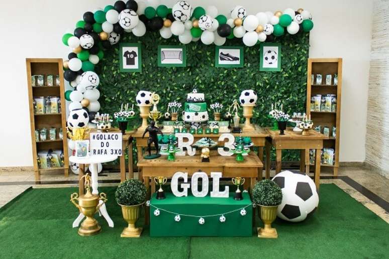 4. A grama sint&eacute;tica no ch&atilde;o e os m&oacute;veis em madeira trazem estilo para festa de anivers&aacute;rio tema futebol. Fonte: Pinterest