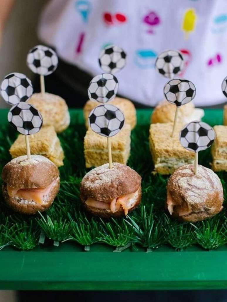 3. Aperitivos criativos para festa tema futebol simples. Fonte: Pinterest