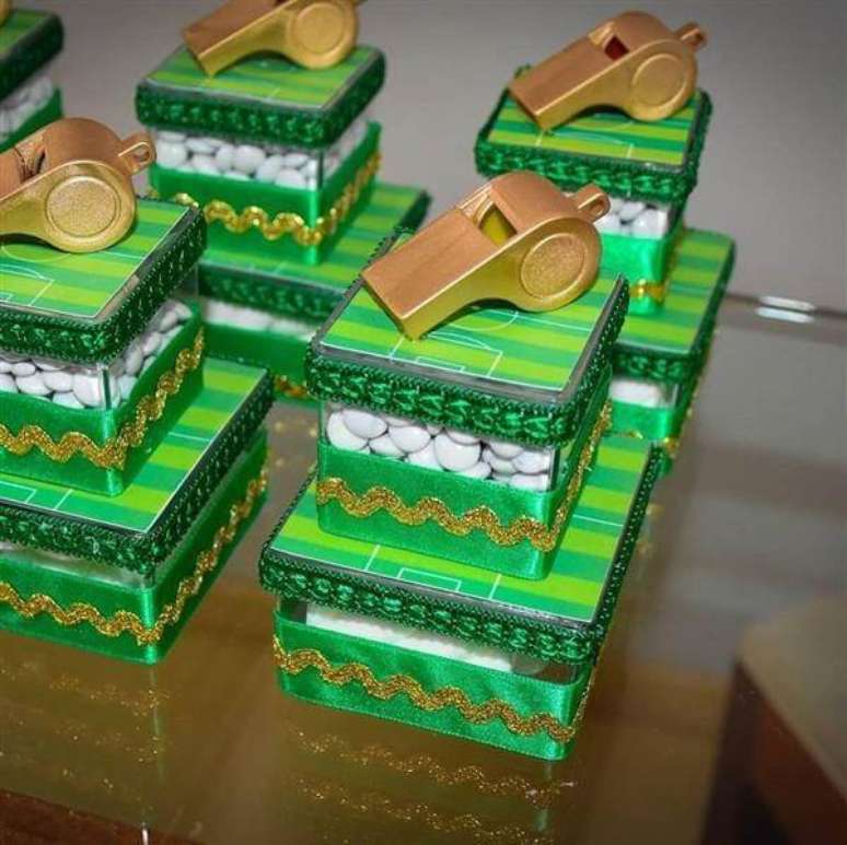 49. Apitos fazem sucesso e s&atilde;o ideias para festa tema futebol. Fonte: Pinterest