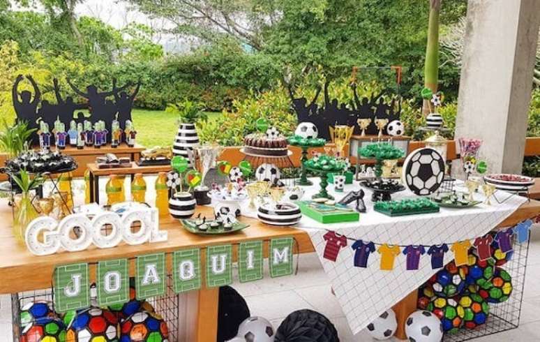 8. Aproveite o quintal da casa para montar sua festa tema futebol simples. Fonte: Pinterest