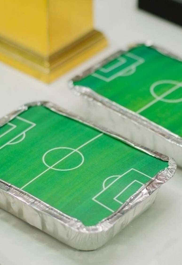 59. As famosas marmitinhas recheadas de doces para festa tema futebol lembrancinhas. Fonte: Pinterest
