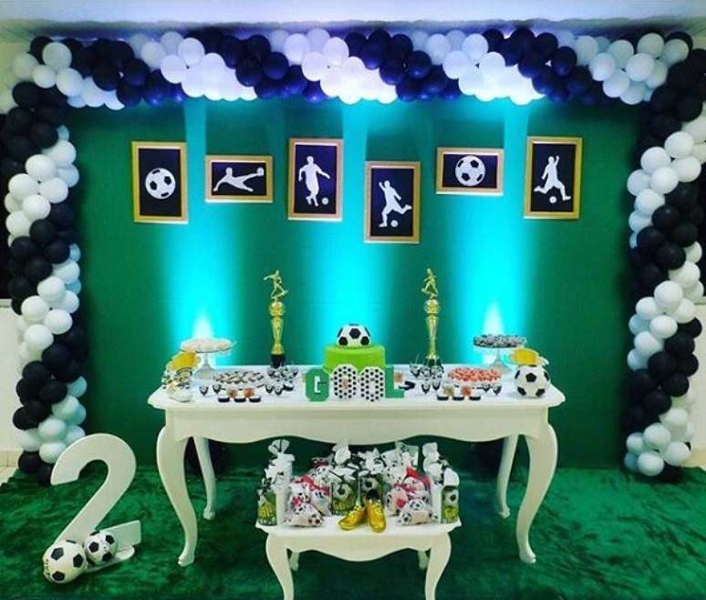 66. As luzes trazem charme para a mesa do bolo. Fonte: Pinterest