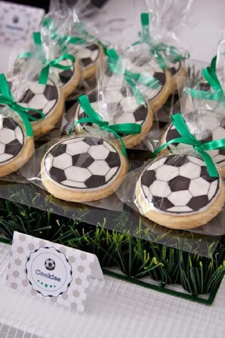 26. Biscoitos em formato de bola usado como tema futebol festa infantil. Fonte: Pop Lembrancinhas