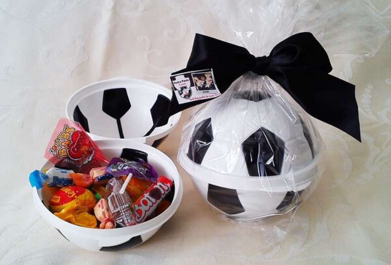 11. Bola recheada de doces para festa tema futebol lembrancinhas. Fonte: Pinterest