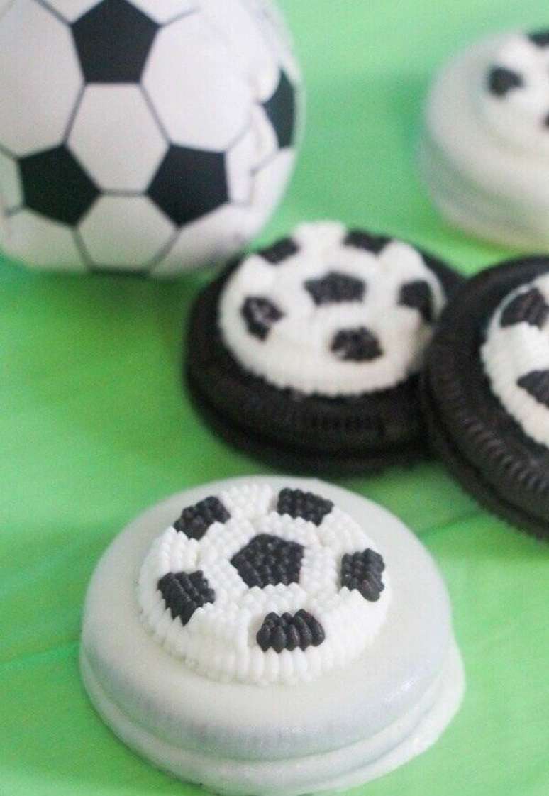 44. Bolacha crocante personalizada com pasta americana para decora&ccedil;&atilde;o de festa tema futebol simples. Fonte: Pinterest