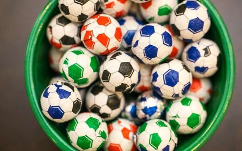 48. Bolas de chocolate s&atilde;o ideias para festa tema futebol. Fonte: Pinterest
