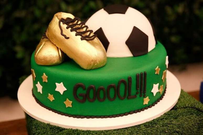 67. Bolo criativo feito especialmente para festa tem futebol. Fonte: Pinterest