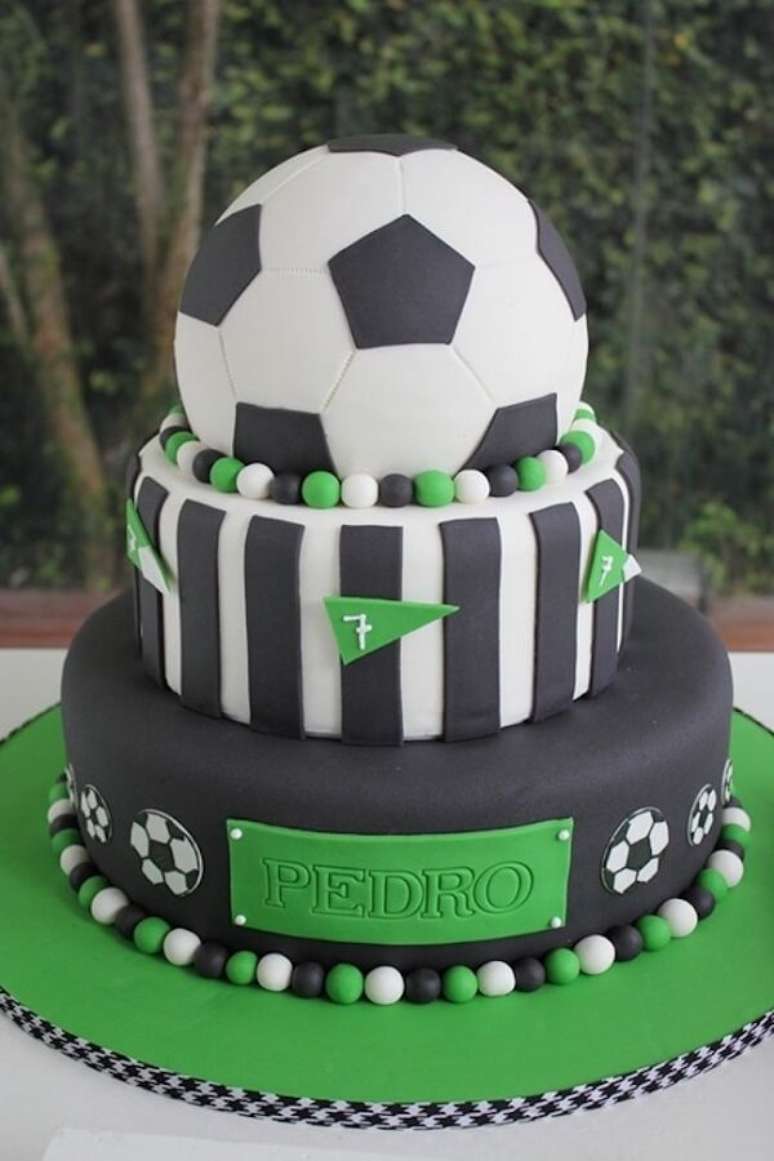54. Bolo feito em camadas e personalizado para festa tema futebol. Fonte: Pinterest