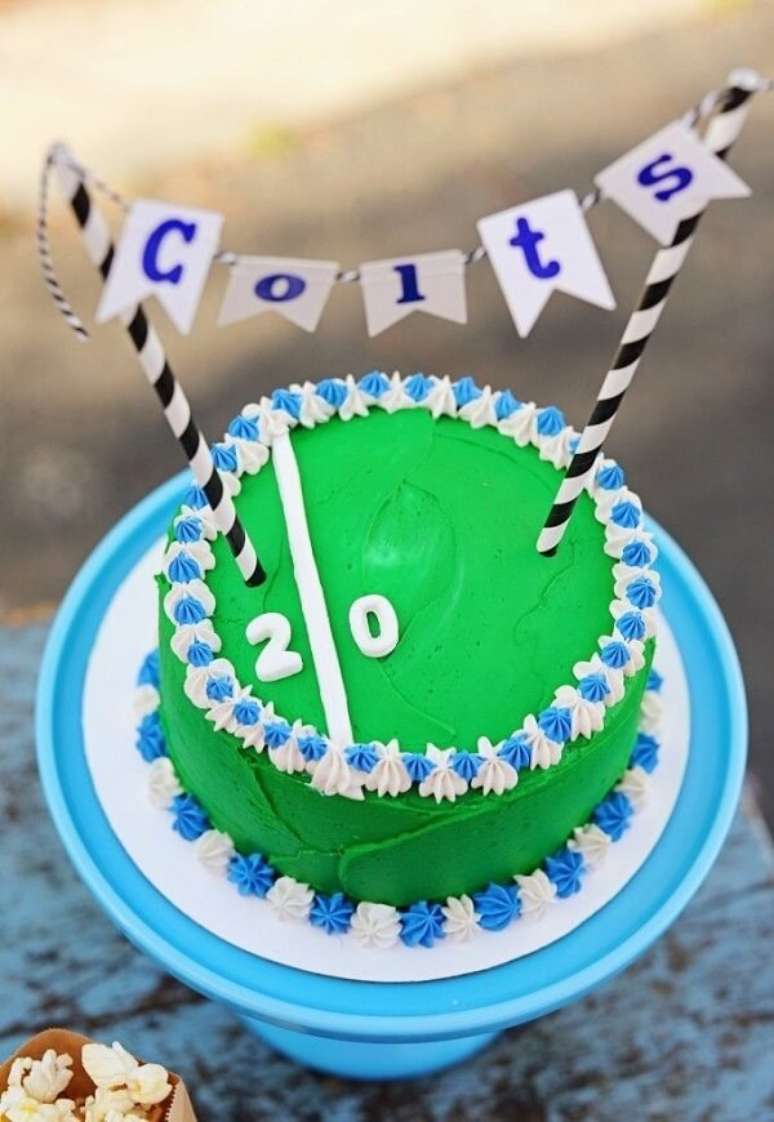 79. Bolo para decora&ccedil;&atilde;o de festa tema futebol simples. Fonte: Pinterest