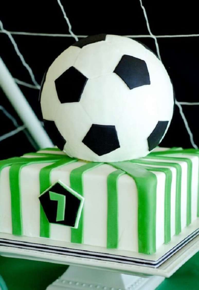 81. Bolo personalizado para festa tema futebol. Fonte: Pinterest