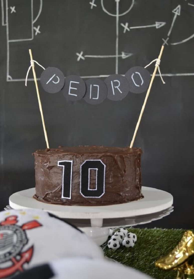 82. Bolo simples de chocolate para festa tema futebol. Fonte: Pinterest