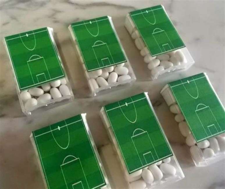 46. Caixinha de tic tac personalizada s&atilde;o ideias para festa tema futebol. Fonte: Pinterest