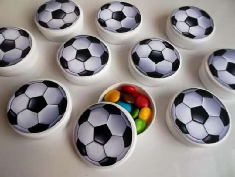 72. Caixinhas em formato d ebola escondem deliciosos confetes coloridos. Fonte: Pinterest