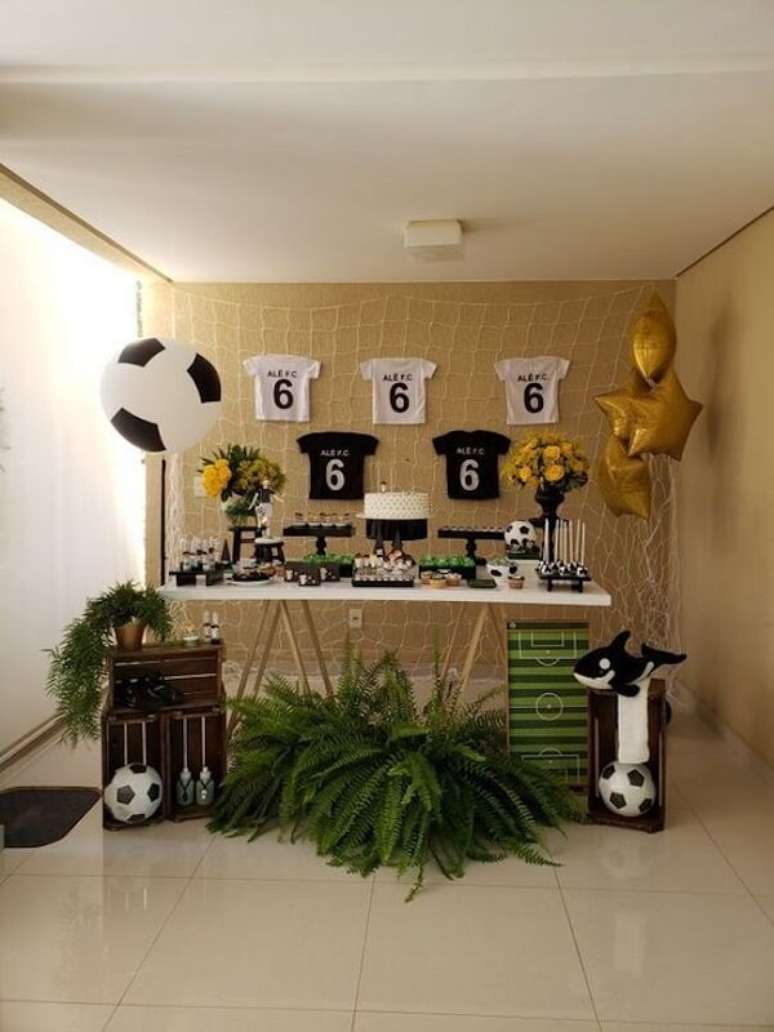 53. Camisetas personalizadas podem complementar a decora&ccedil;&atilde;o de festa tema futebol. Fonte: Pinterest