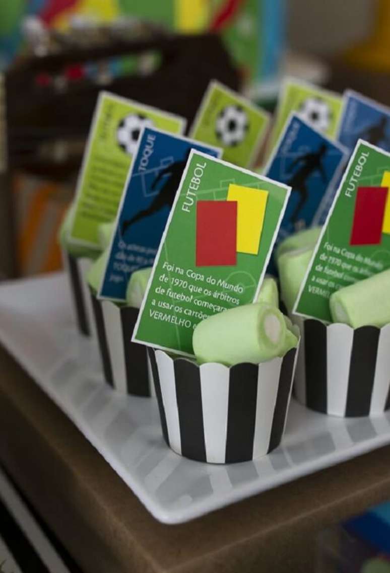 62. Cart&otilde;es criativos decoram os docinhos da festa tema futebol. Fonte: Pinterest