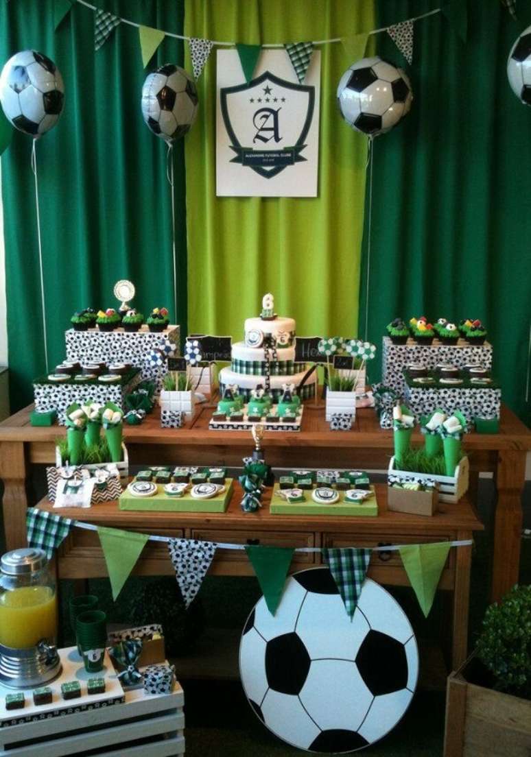 61. Cortina de tecido complementa a decora&ccedil;&atilde;o da festa tema futebol. Fonte: Pinterest
