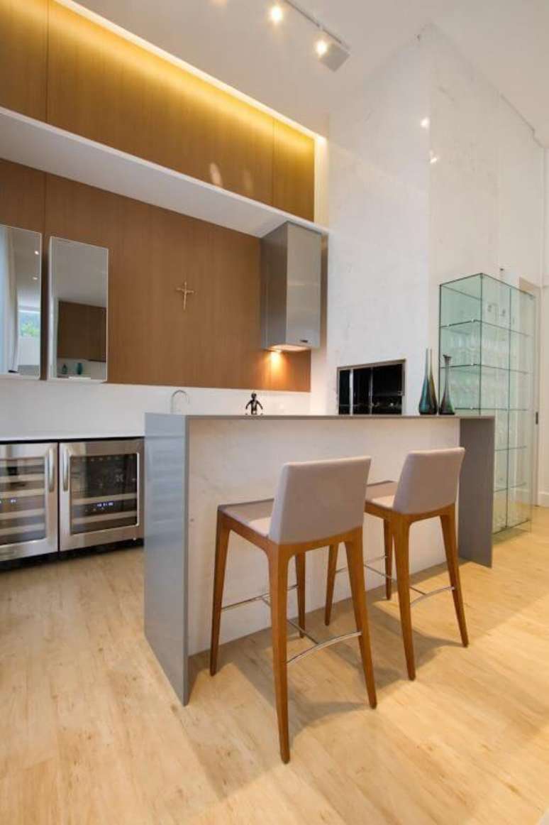 31. Cozinha americana com cristaleira moderna &ndash; via: Studio Kza