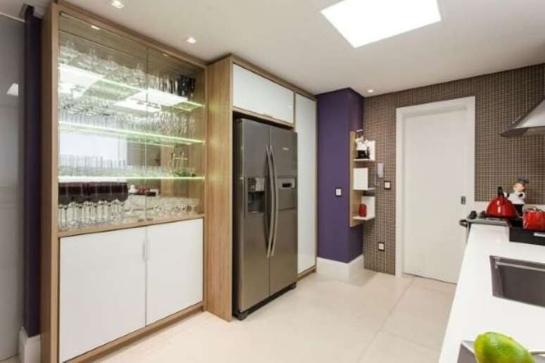 26. Cozinha planejada com cristaleira de vidro moderna &ndash; Via: Juliana Pippi