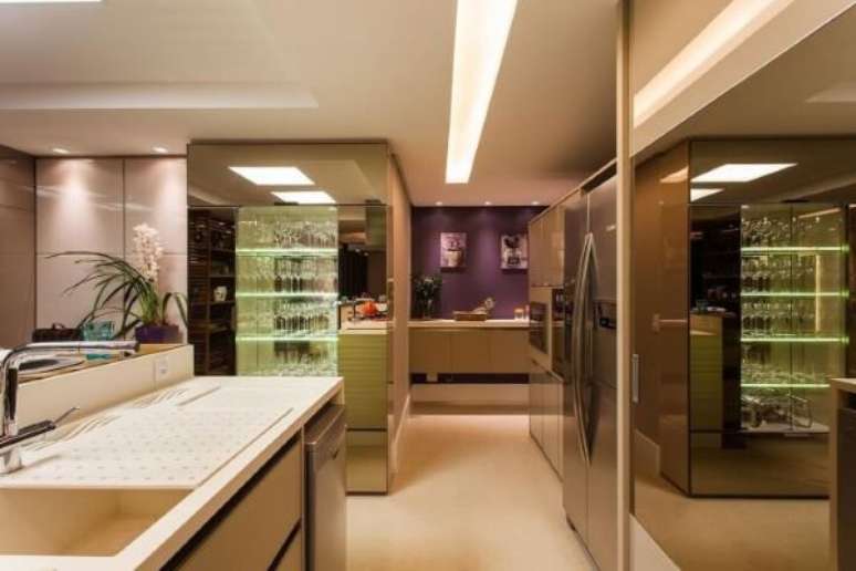 7. Cozinha com cristaleira de vidro e espelho &ndash; Via: Juliana Pippi