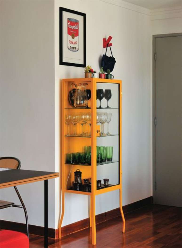 25. Cristaleira de vidro amarela para salas modernas e alegres &ndash; Via: Pinterst