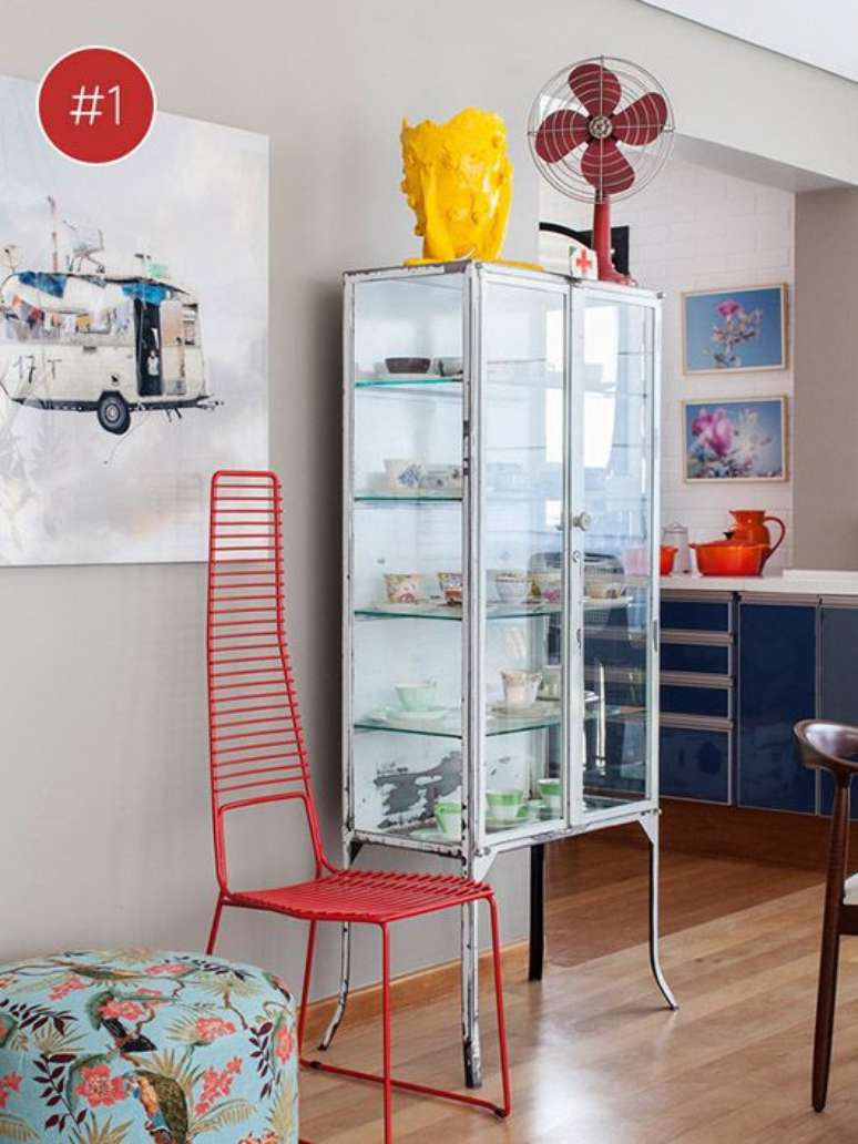 22. Cristaleira de vidro antiga e branca &ndash; Via: Blogre Mobilia