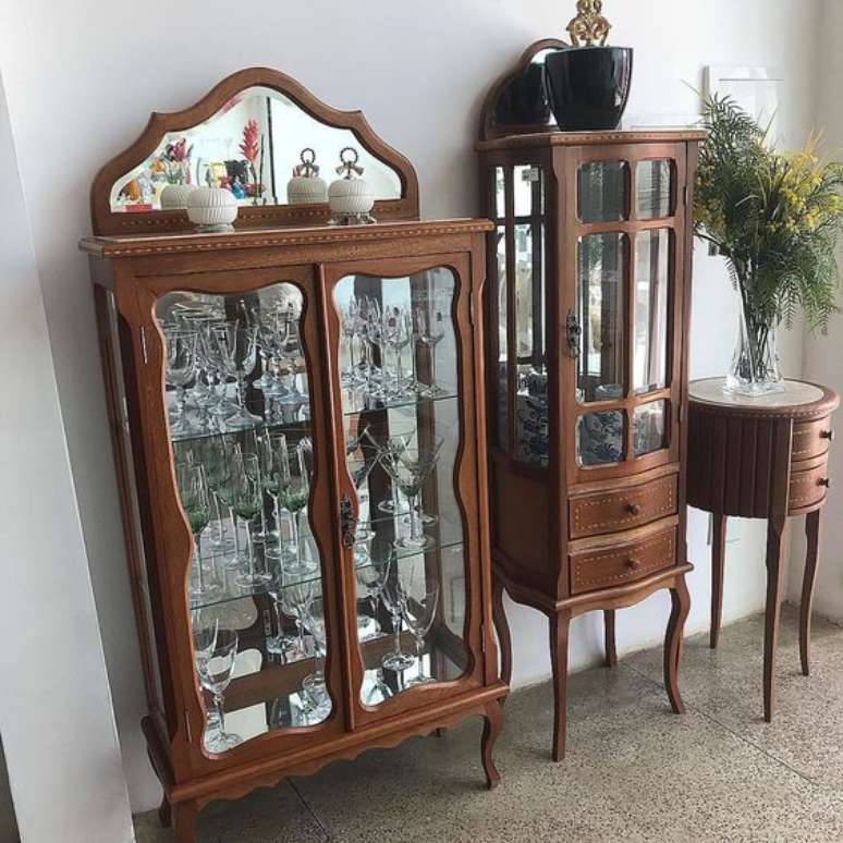 19. Cristaleira de vidro antiga e charmosa para usar na sala de estar &ndash; Via: Pinterest