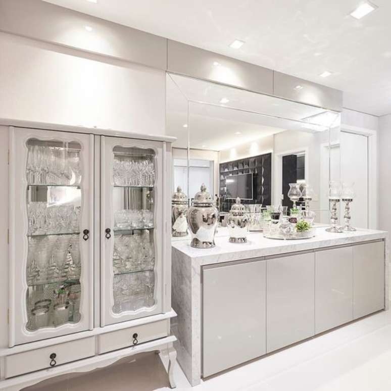 9. Cristaleira branca de vidro com espelho na sala moderna &ndash; Via: Pinterest