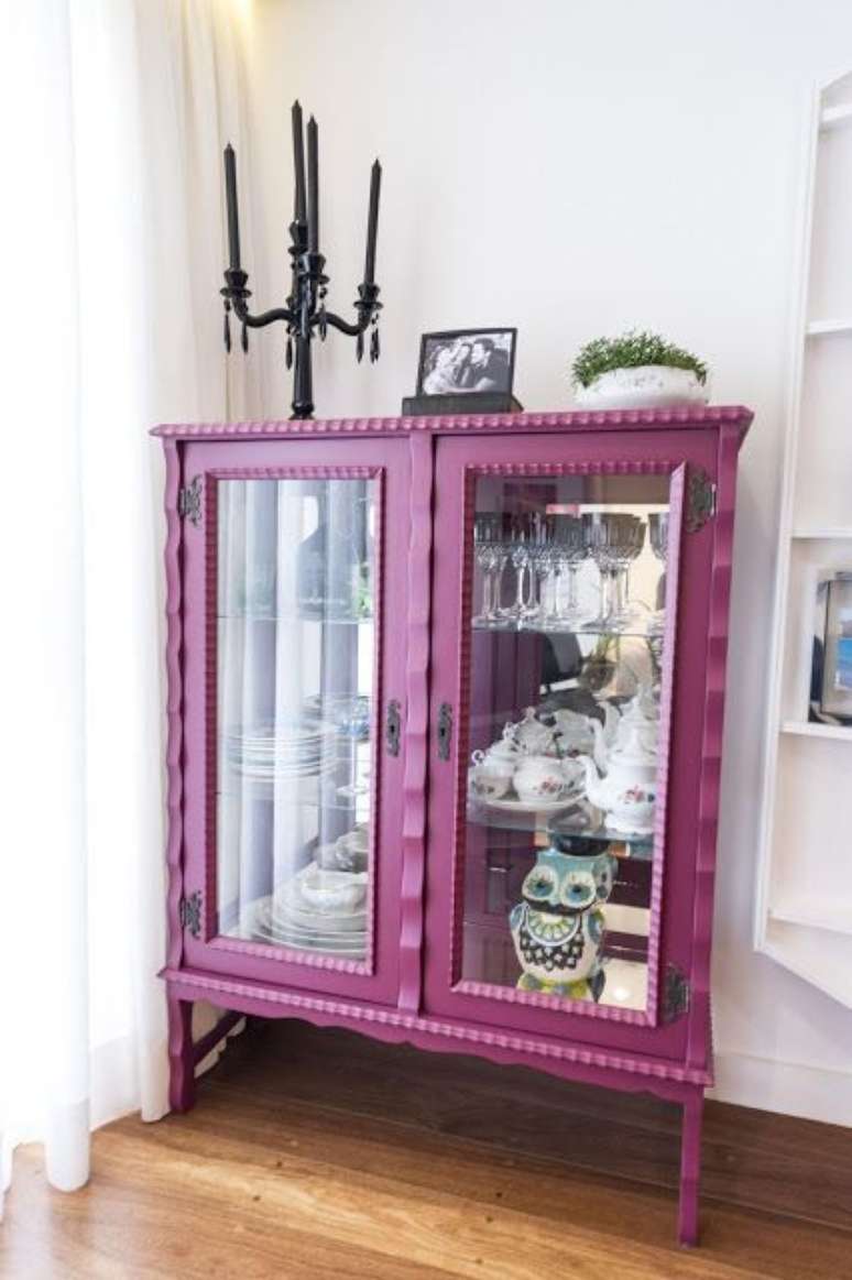 23. Cristaleira de vidro antiga rosa &ndash; Via: Jeito de Casa