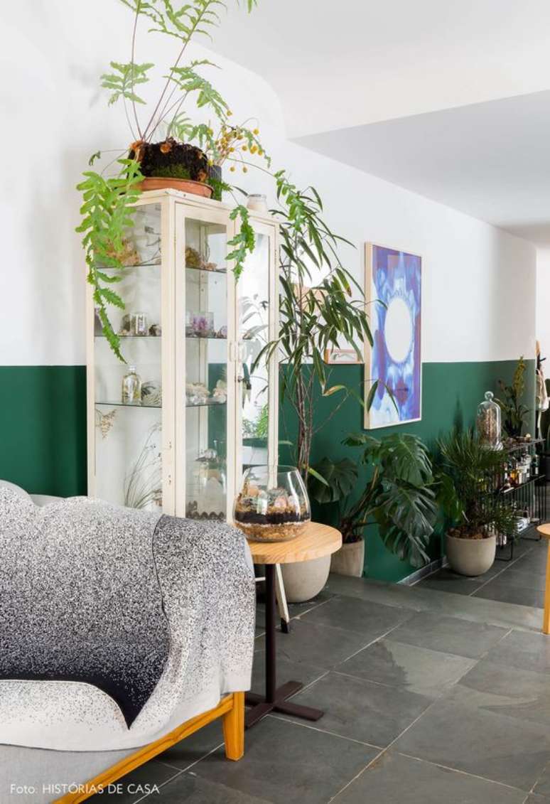 3. Cristaleira branca de vidro na sala de estar moderna &ndash; Via: Historias de Casa