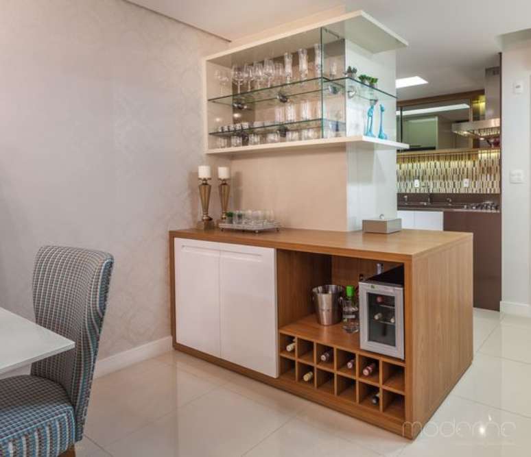 15. Cristaleira de vidro com adega de madeira &ndash; Via: Moderna Arquitetura