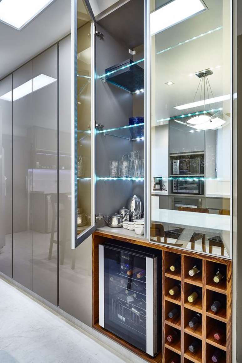 13. Cristaleira de vidro com adega moderna &ndash; Via: Madeira Maderia