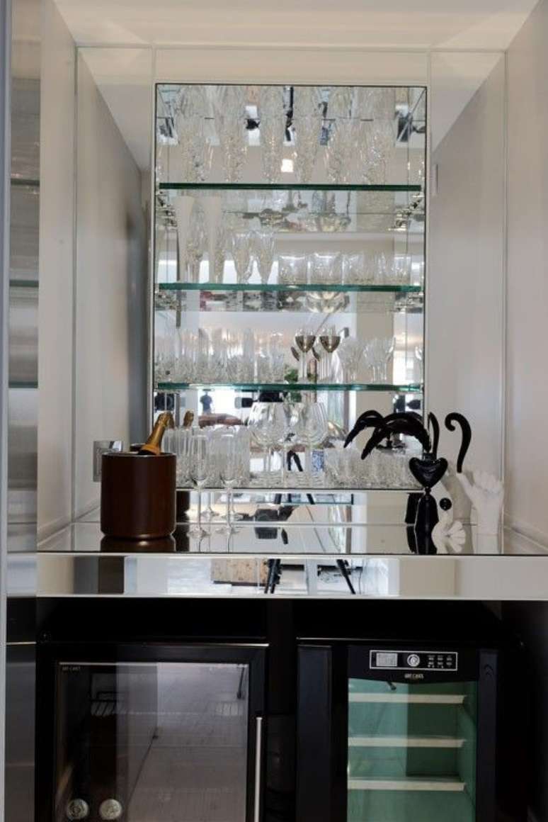 14. Cristaleira de vidro e espelho &ndash; Via: Nejaim Azevedo