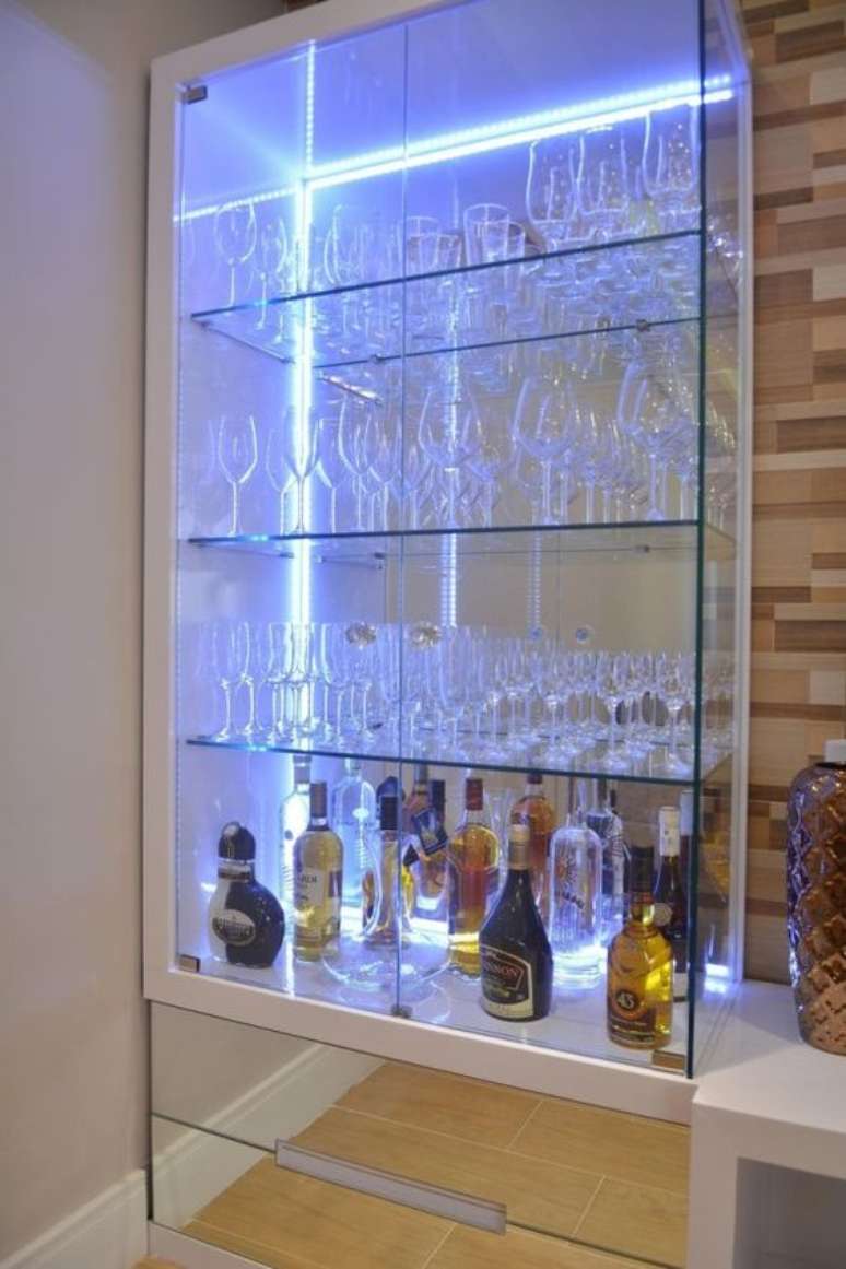 10. Cristaleira de vidro com adega &ndash; Via: Pinterest