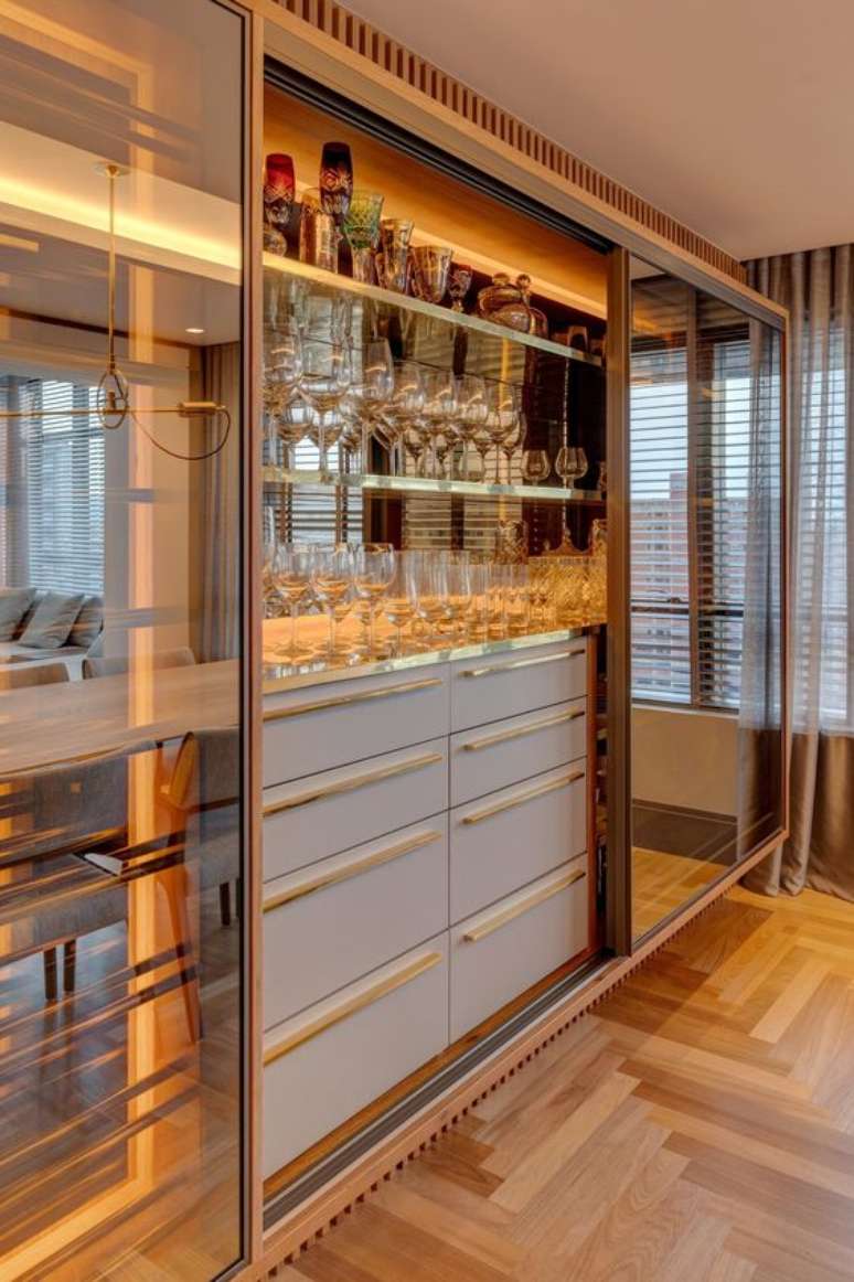 59. Sala de estar com cristaleira de vidro moderna &ndash; Via: Pinterest