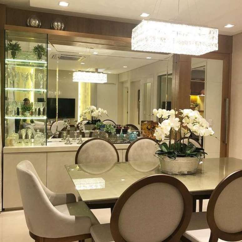 57. Sala de jantar moderna com cristaleira de vidro &ndash; Via: Pinterest